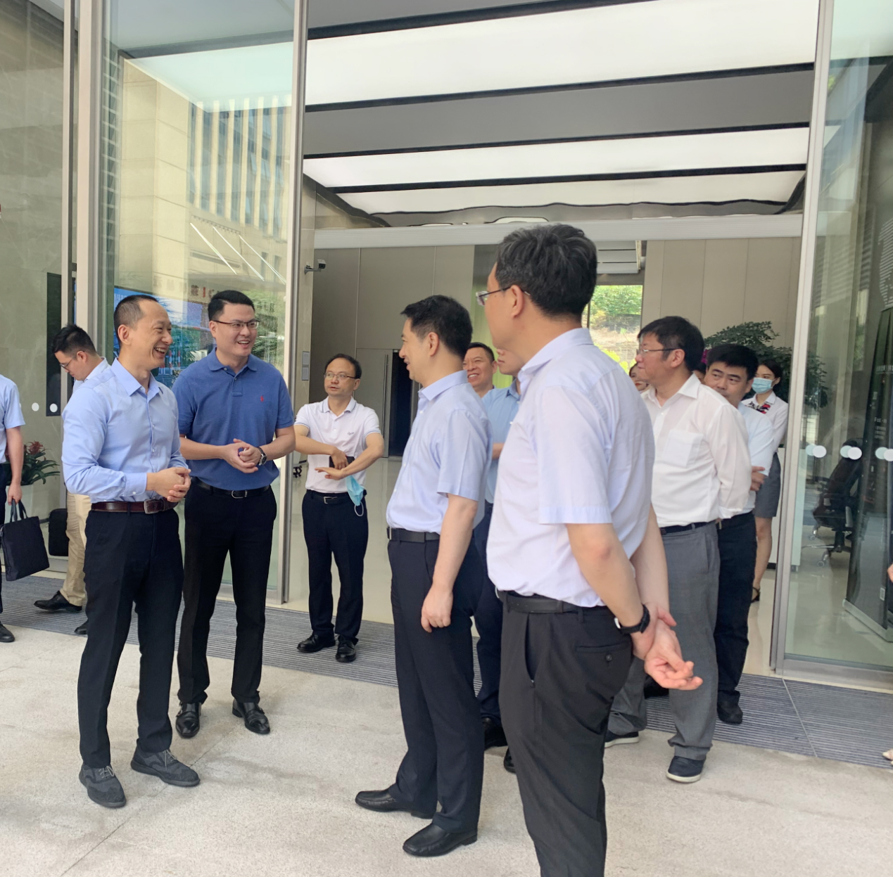重庆市副市长郑向东一行考察云从科技助推重庆数字经济发展